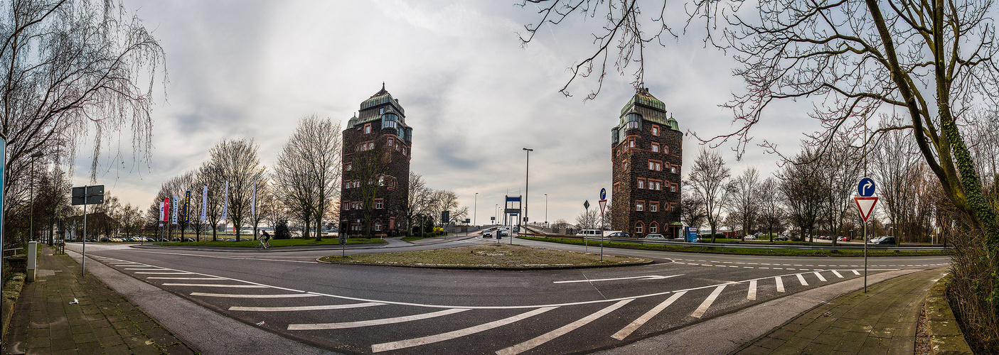 Die Brückentürme der Ruhrorter Brücke in Duisburg (Panorama)