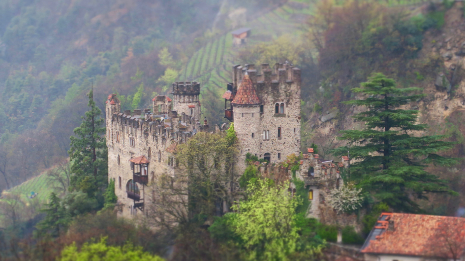 Die Brunnenburg, Castel fontana ... ist eine hochmittelalterliche Burg bei Meran aus dem 12. Jhdt. 