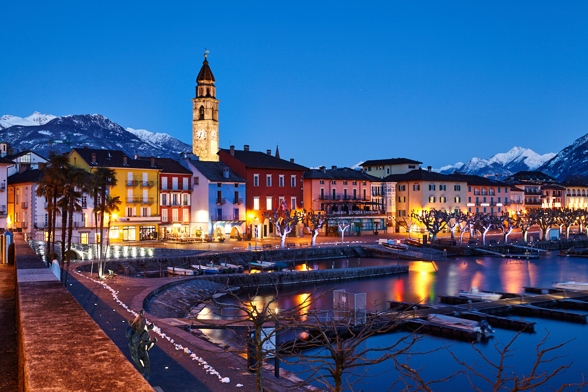 Die Bucht von Ascona (Tessin, Schweiz) zur blauen Stunde