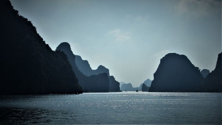 Die Bucht von Halong bei Dunst