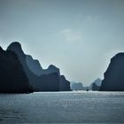 Die Bucht von Halong bei Dunst