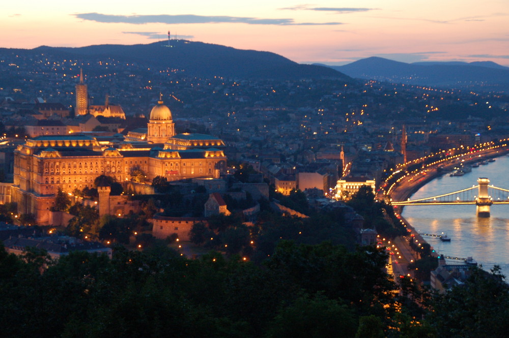 Die Budapester Burg in der Abenddämmerung