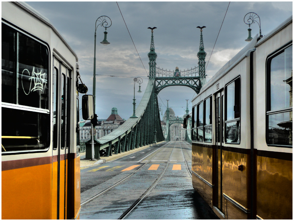 Die Budapester Freiheitsbrücke ...