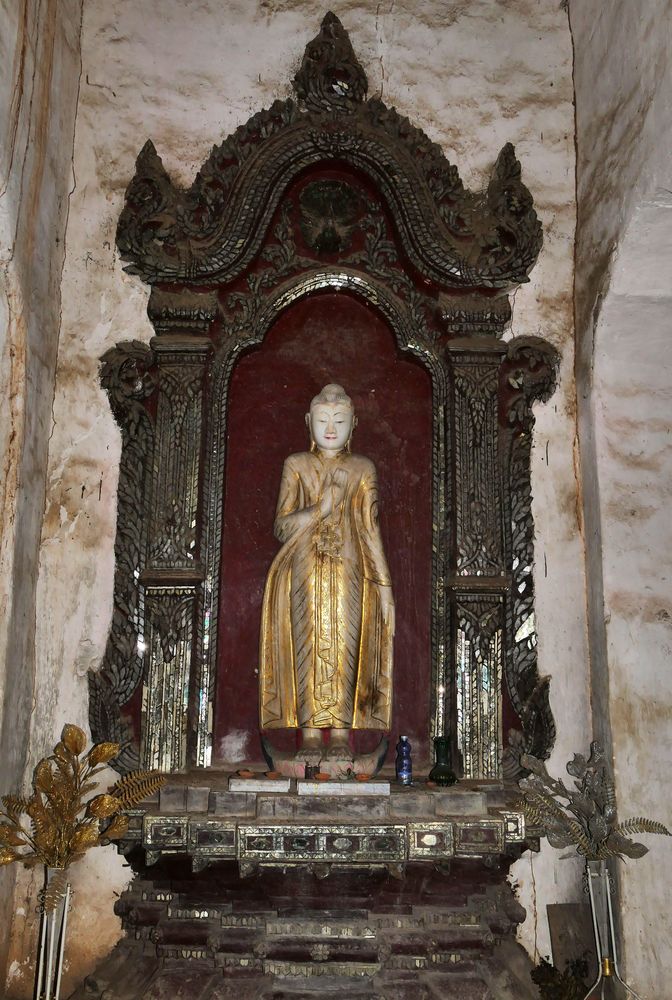 ...die Buddhastatue im Maha Aung Mye Bonzan Kloster...