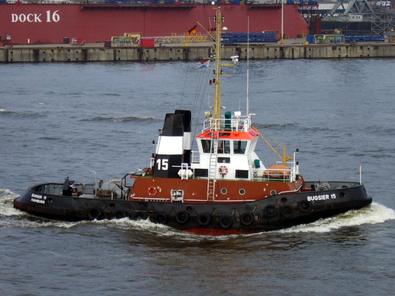 Die " BUGSIER 15 " auf dem Weg zur Arbeit , im Hamburger Hafen .