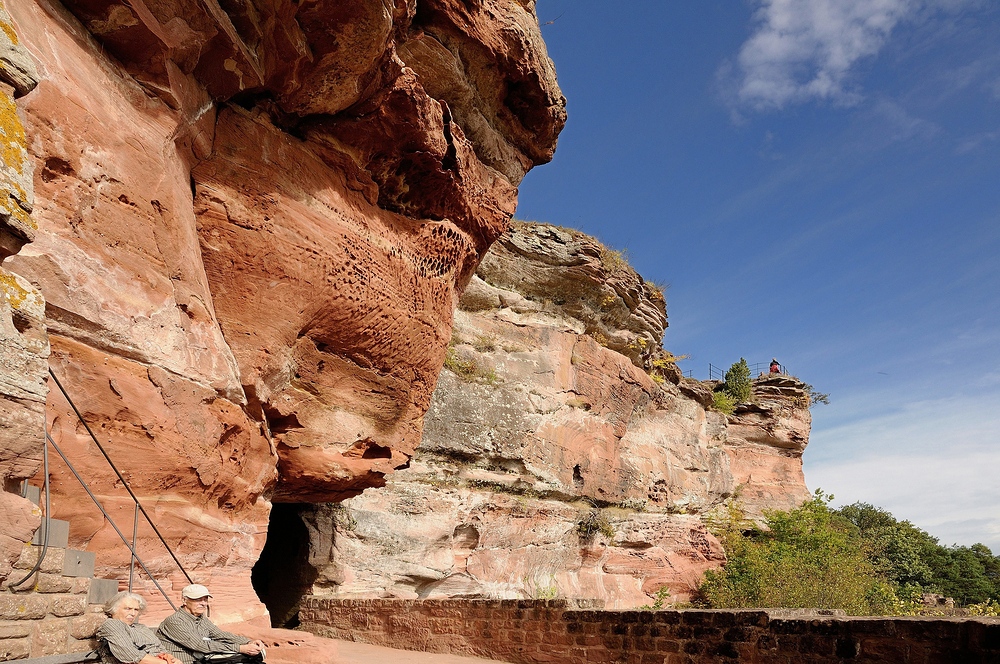 Die Burg Altdahn liegt im südlichen Pfälzerwald auf 337mü.NN,...