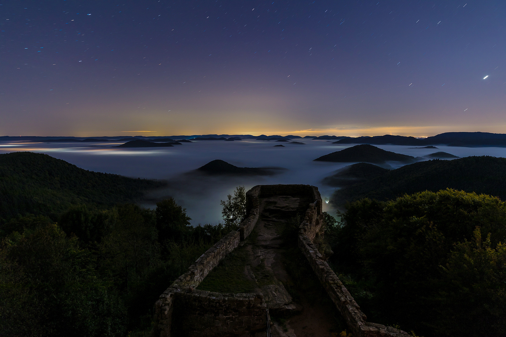 Die Burg, der Mond und der Nebel