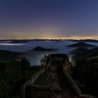 Die Burg, der Mond und der Nebel