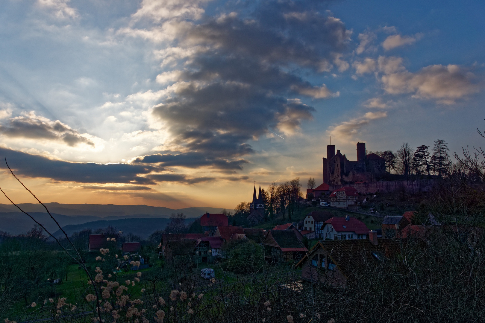 Die Burg Hanstein neben der untergehenden Wintersonne