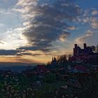 Die Burg Hanstein neben der untergehenden Wintersonne