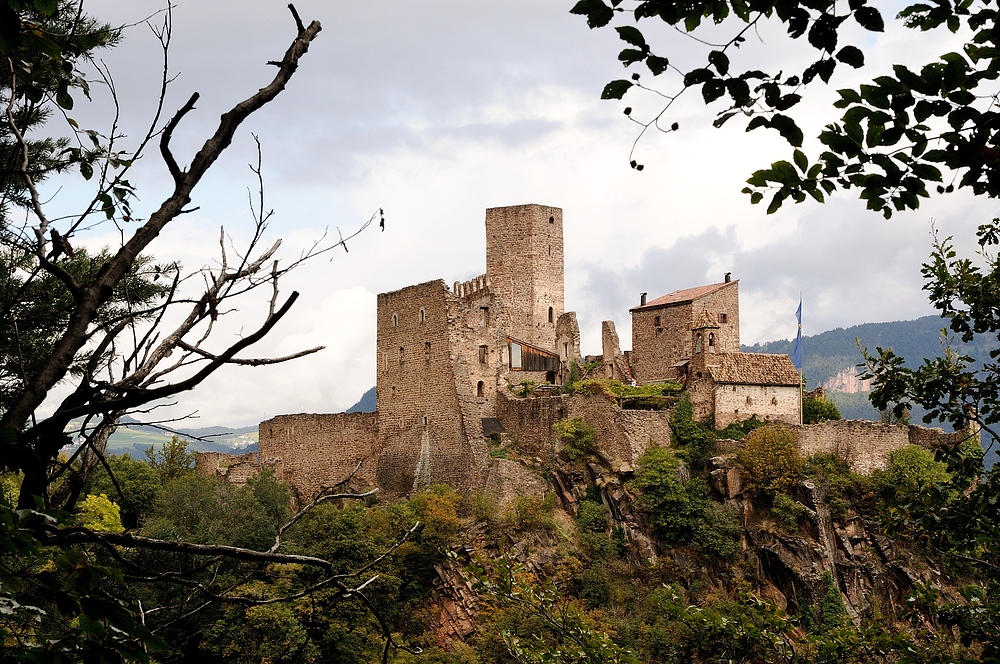 Die Burg Hocheppan, erhaben über dem Dorf Missian, auf steilen Felswänden,...