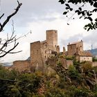 Die Burg Hocheppan, erhaben über dem Dorf Missian, auf steilen Felswänden,...