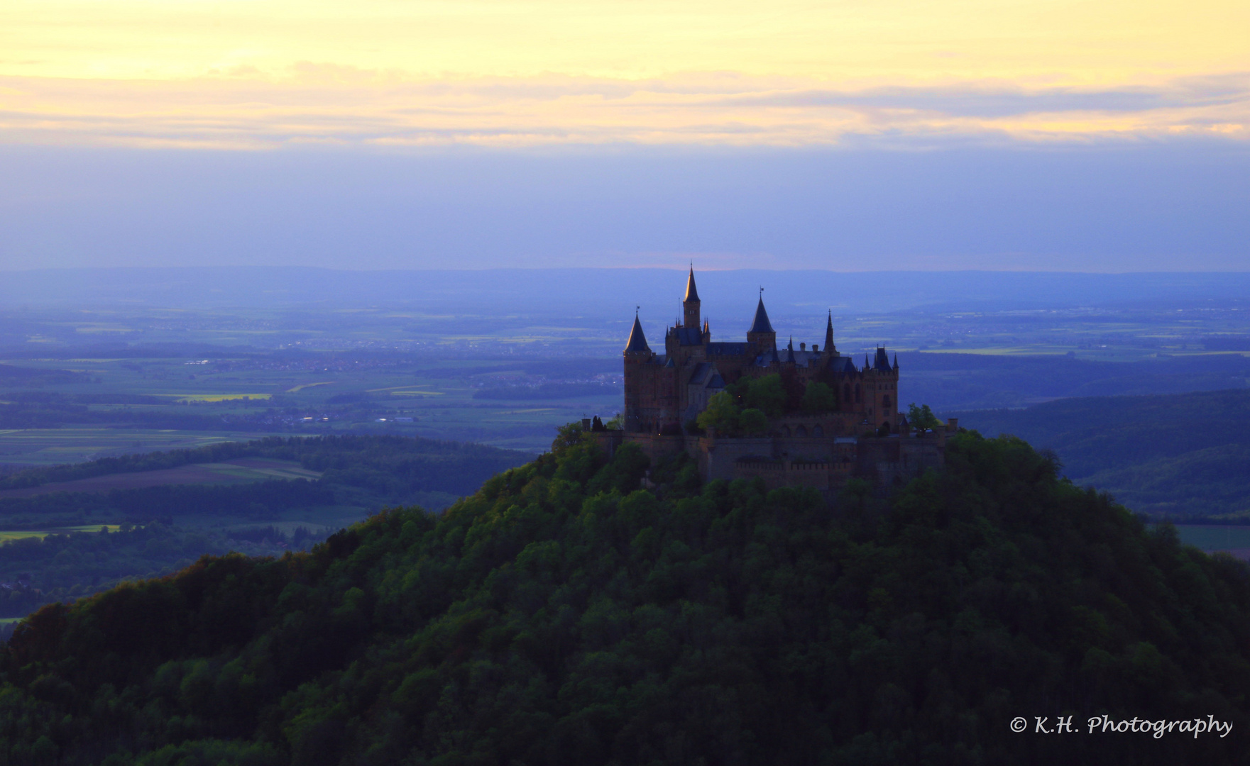 Die Burg Hohenzollern im Abendlicht