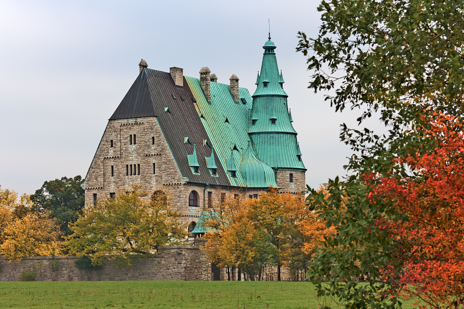 "Die Burg" im Herbst - ehemalige Fabrikantenvilla in Ohrdruf