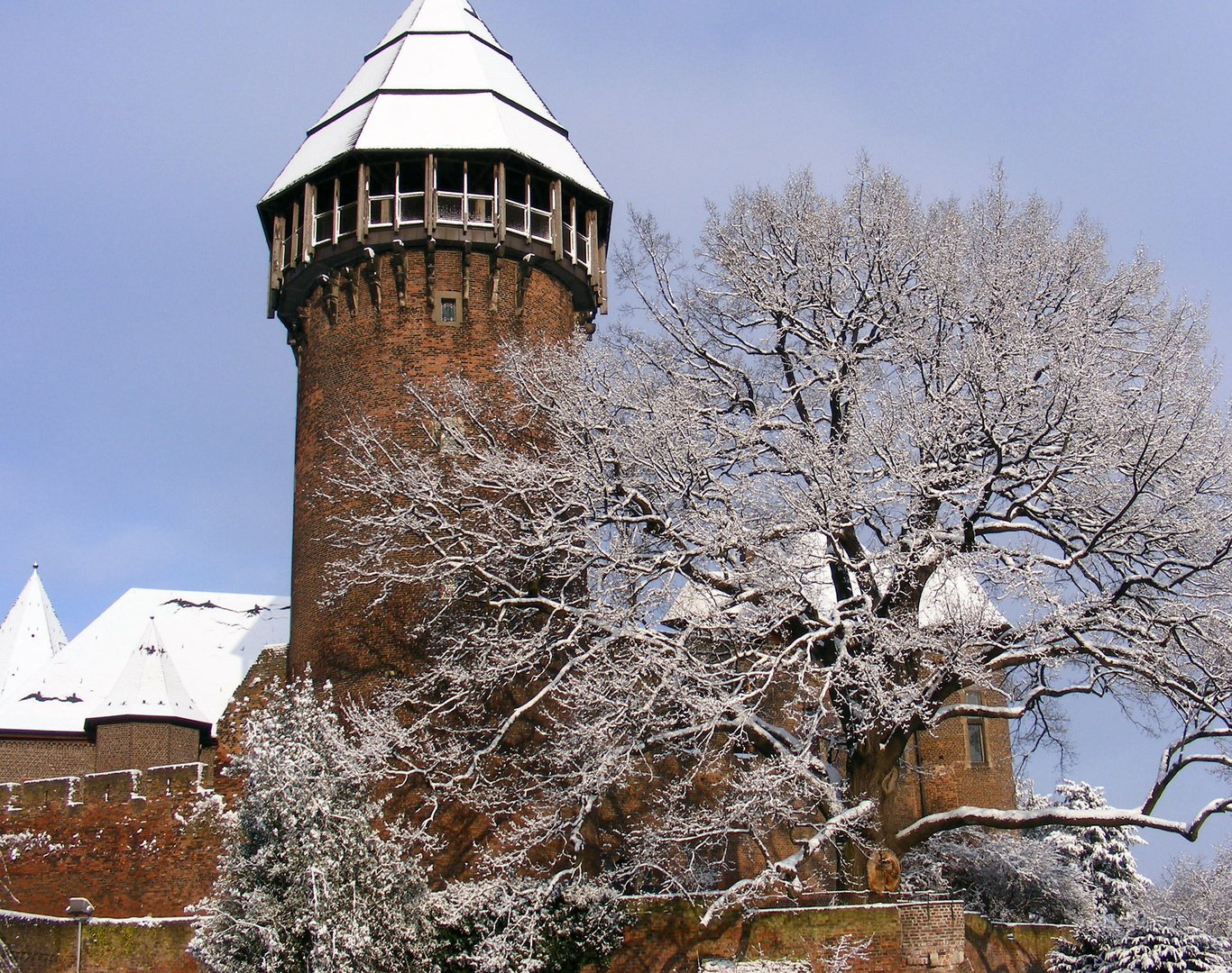 Die Burg im winterlichen Gewand.