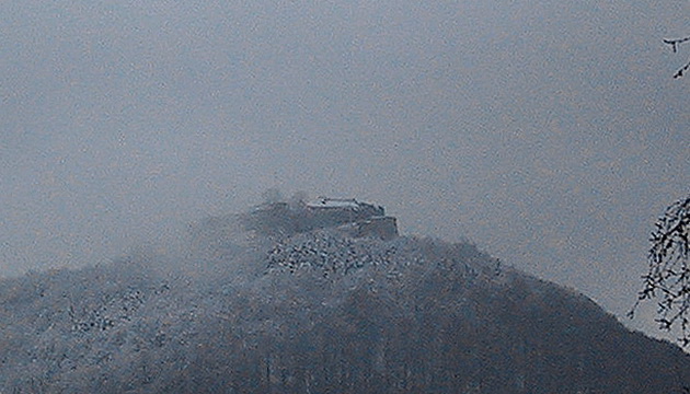 Die Burg im winterlichen Morgengrauen