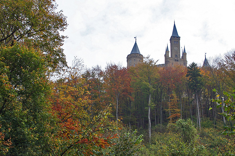 Die Burg ist durch eine schöne Herbstlandschaft zu erreichen