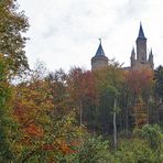 Die Burg ist durch eine schöne Herbstlandschaft zu erreichen