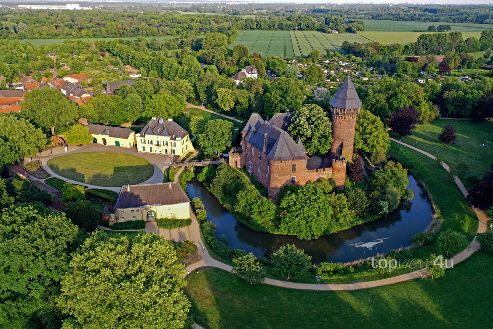 Die Burg Linn (Krefeld) aus der Vogelperspektive