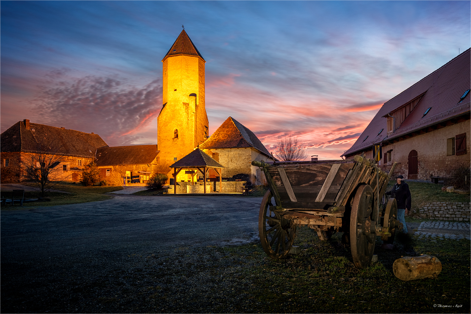 Die Burg mit Wagen und Karla...