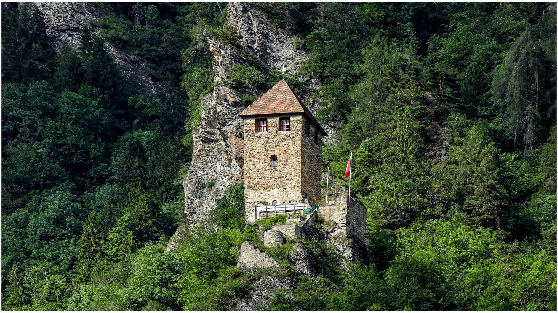 Die Burg Oberjuvalt.....