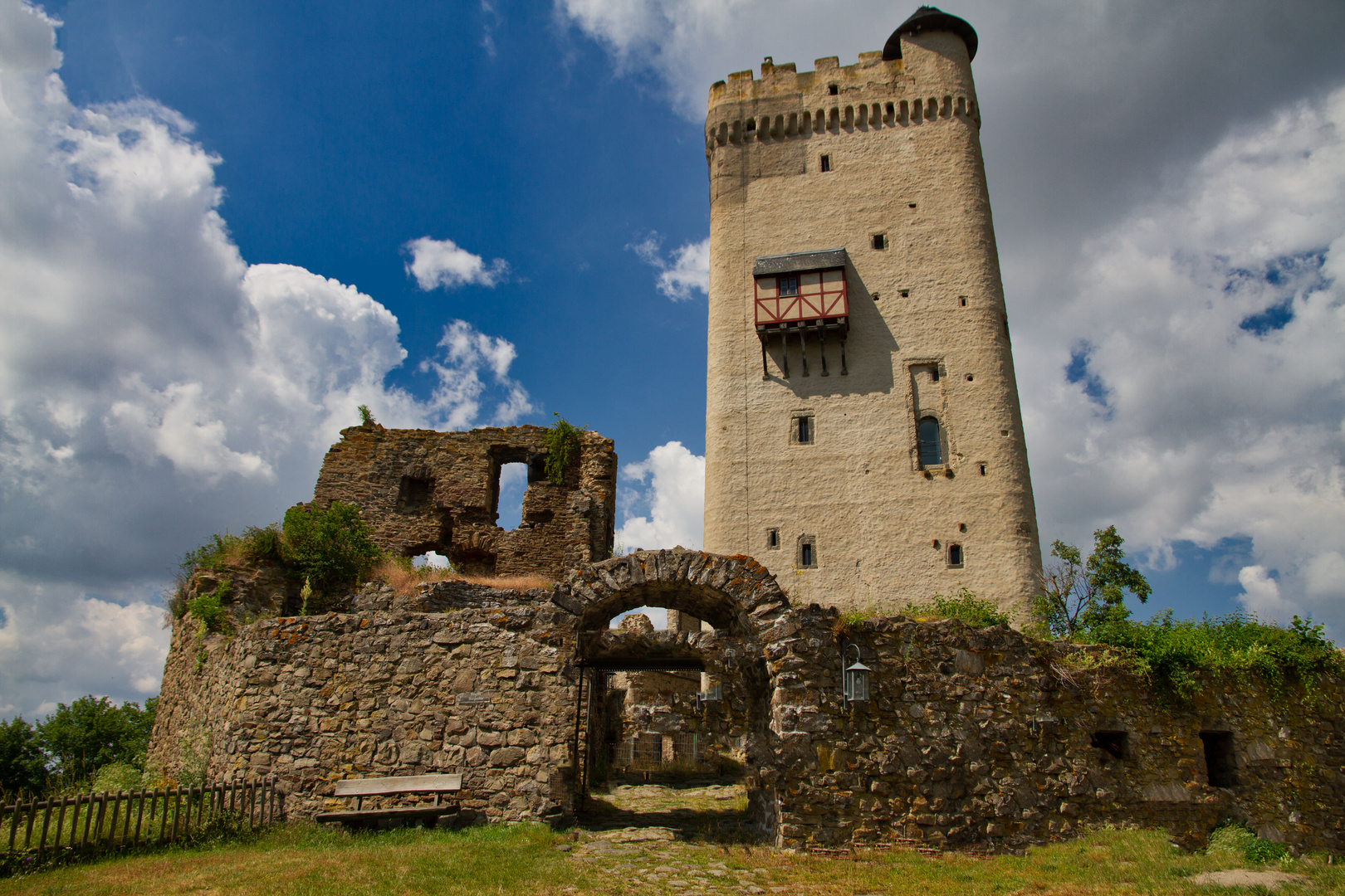 Die Burg Olbrück in der Eifel