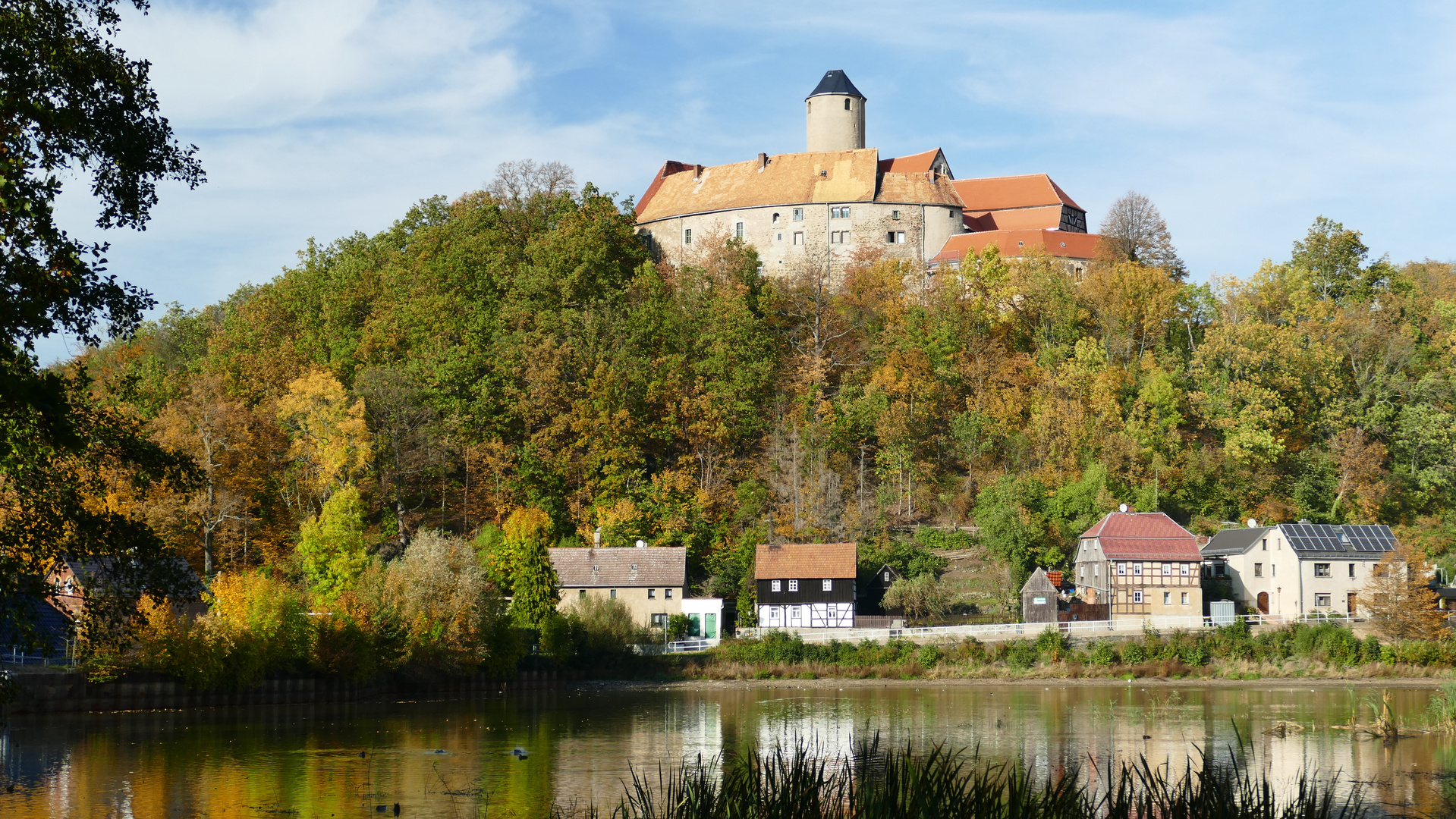 Die Burg Schönfels im Herbst