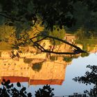 Die Burg spiegelt sich im Wöhrsee