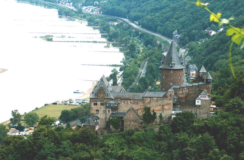 Die Burg Stahleck (bei Bacharach) drohnt über dem Rhein