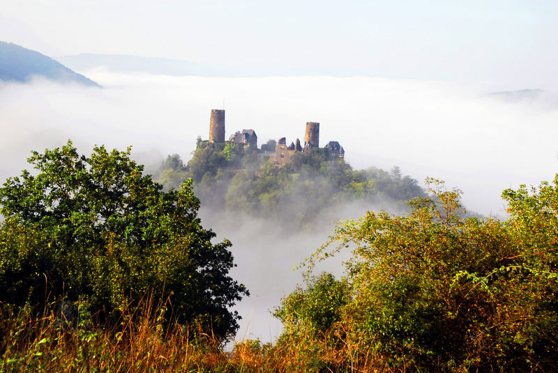 Die Burg Thurant im Herbstnebel