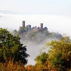 Die Burg Thurant im Herbstnebel