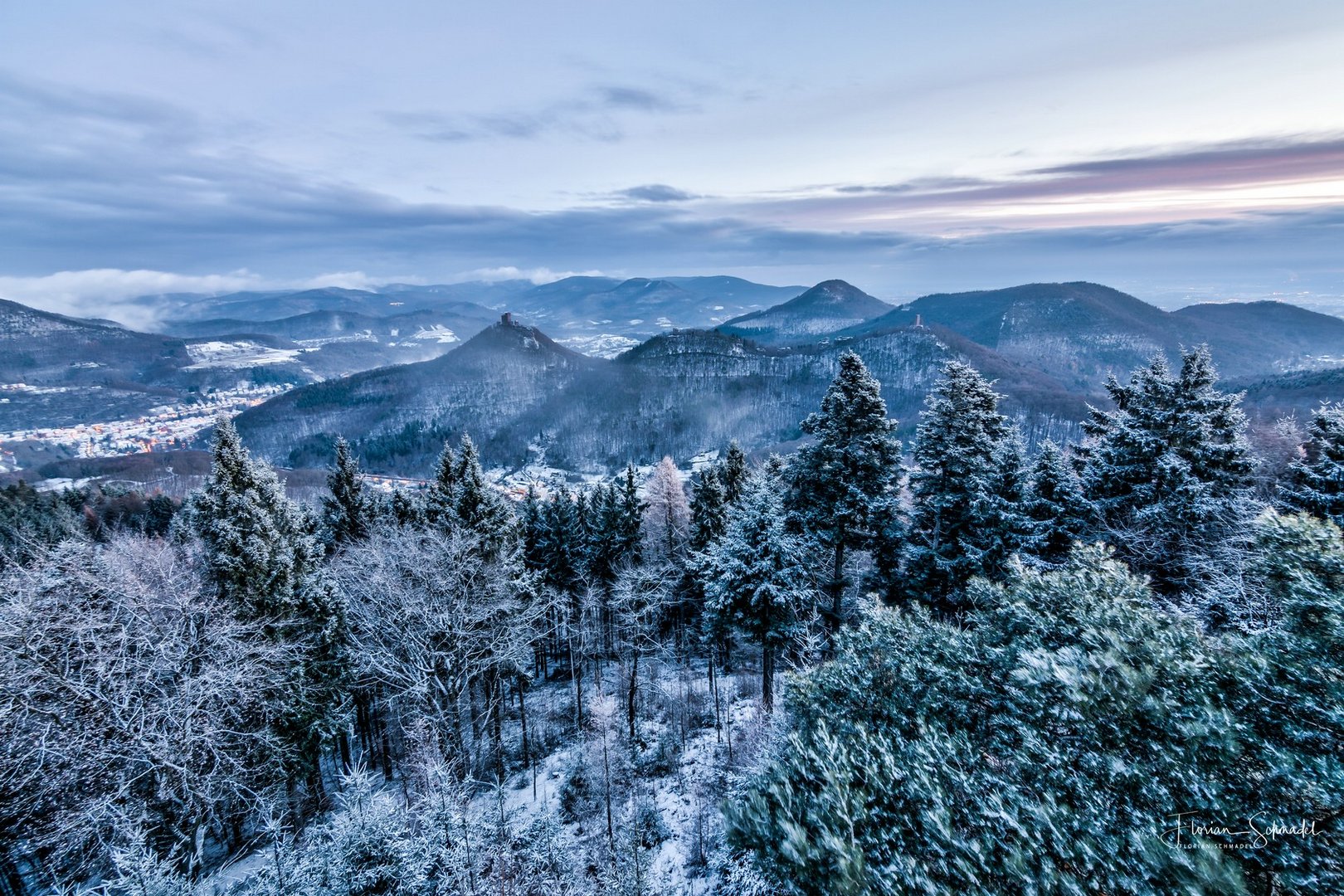 Die Burg Trifels im Schnee - Winterwonderland