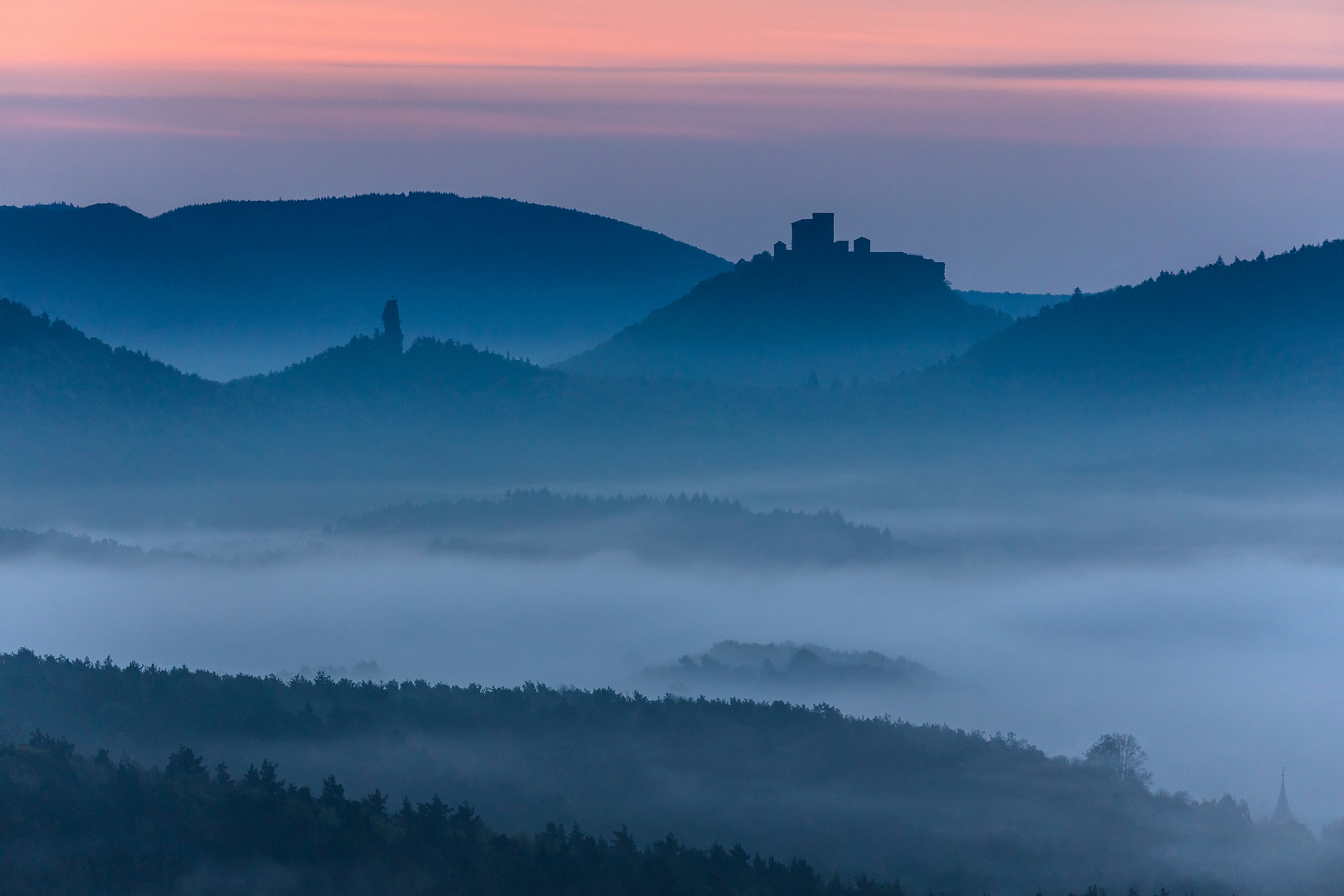 Die Burg über dem Nebel