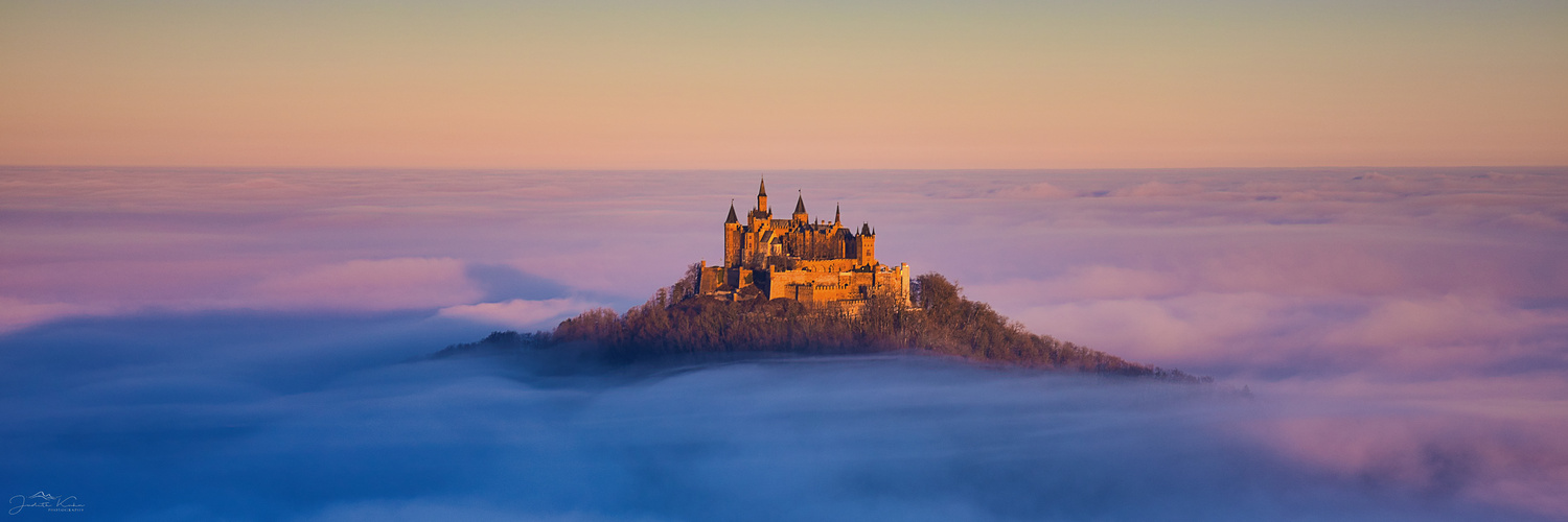 Die Burg über dem Nebelmeer