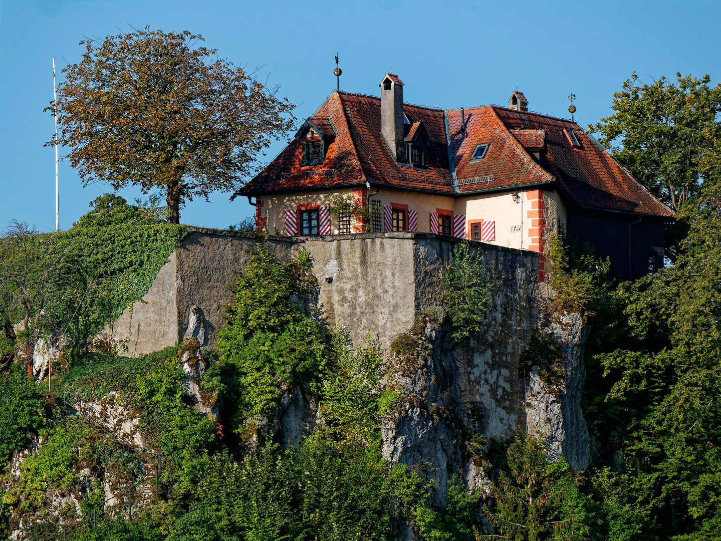 Die Burg über der kleinen oberfränkischen Stadt Betzenstein im Morgenlicht