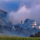 Die Burg Vianden im morgendlichen Herbstnebel
