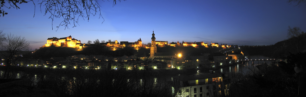 Die Burg zu Burghausen bei Nacht