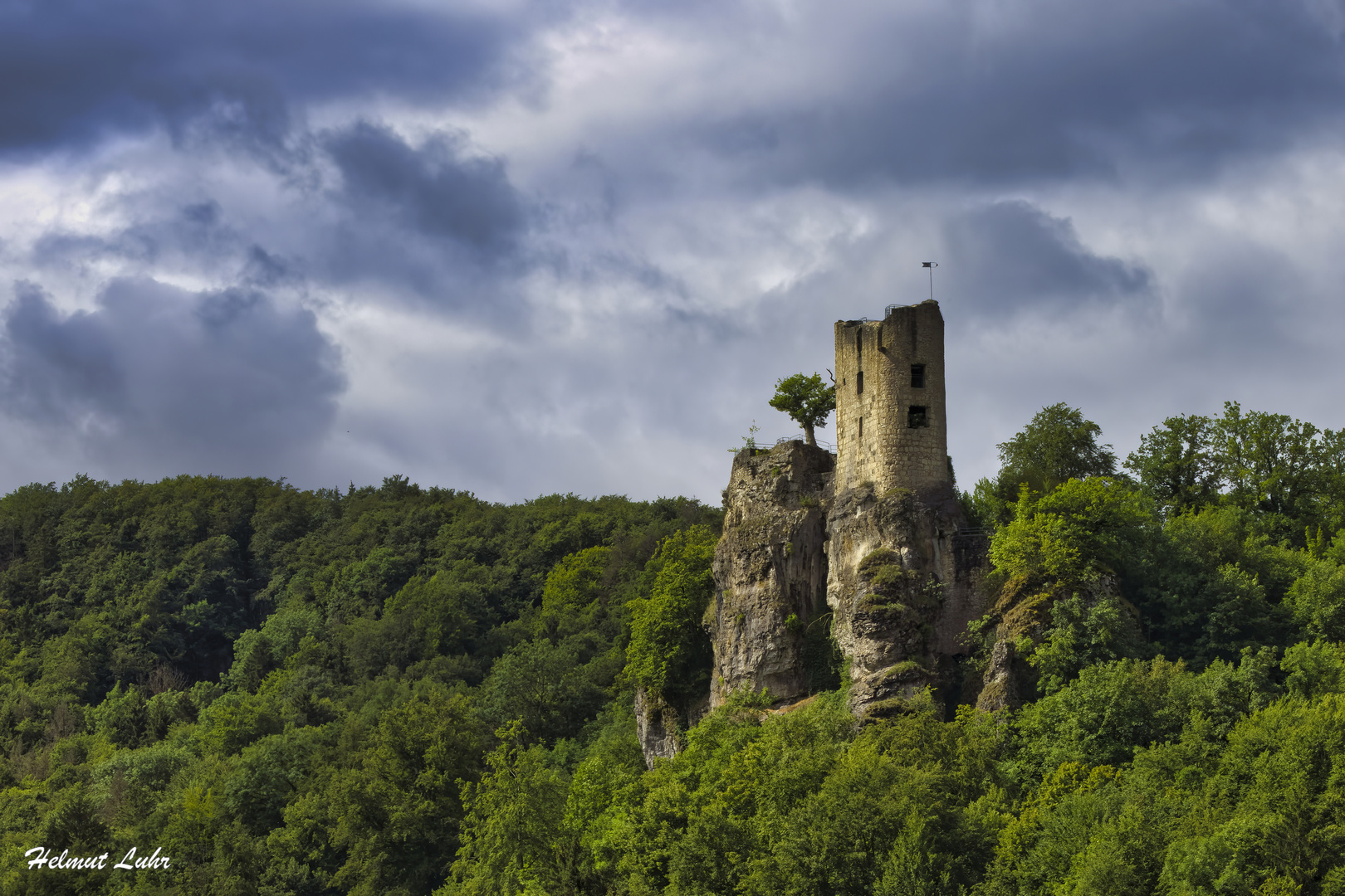 Die Burgruine Neideck . . .