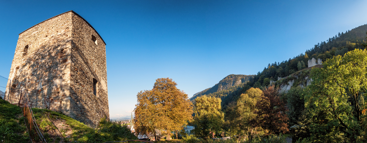 Die Burgruine Rattenberg im Herbstlicht