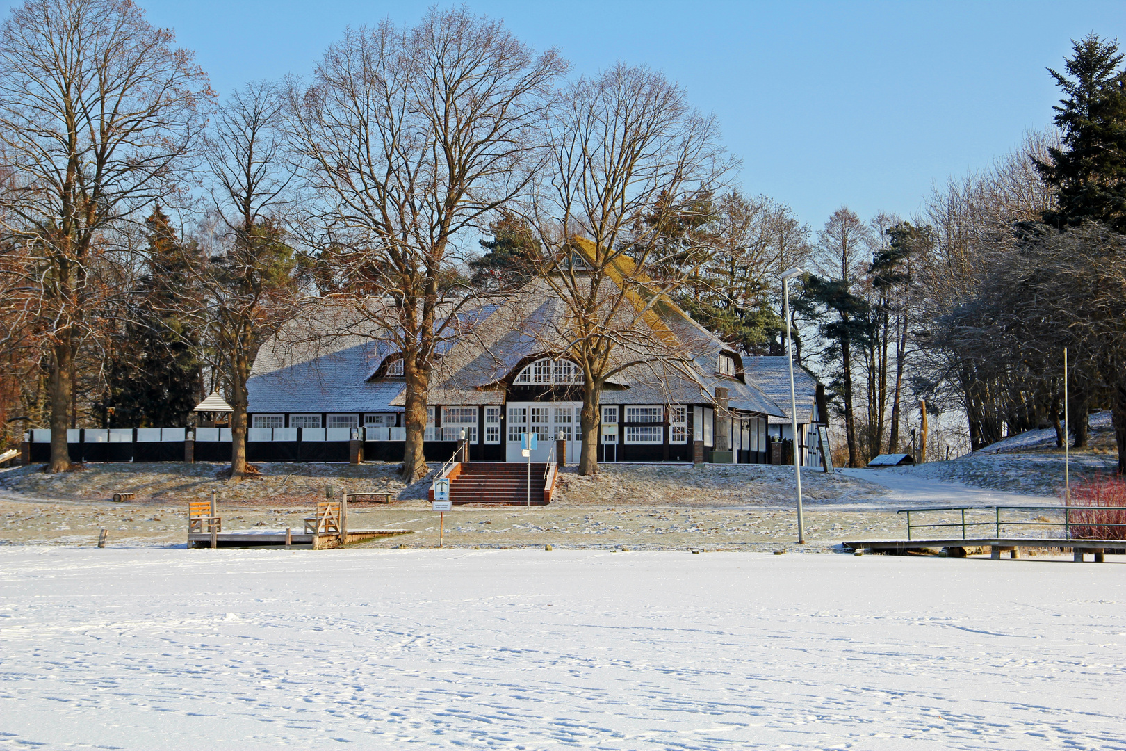 Die Burgwall Gaststätte am Teterower See. Foto & Bild