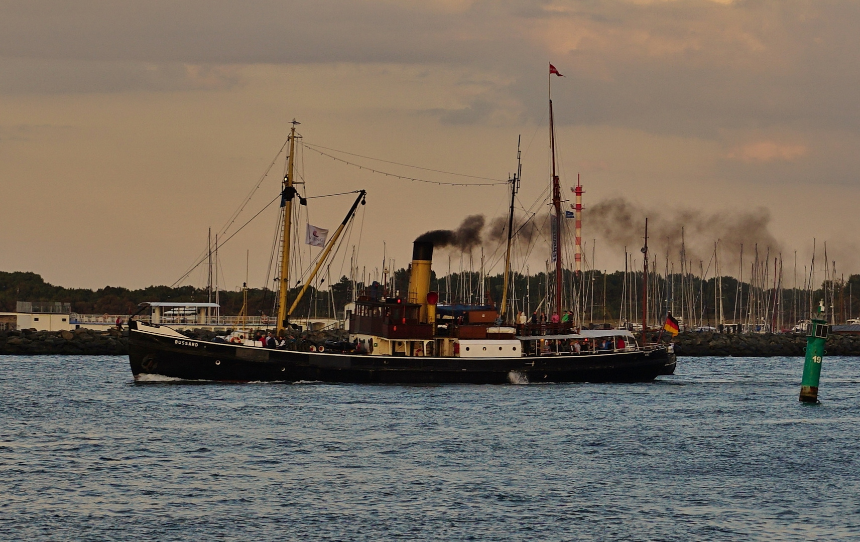 Die Bussard verläßt Warnemünde