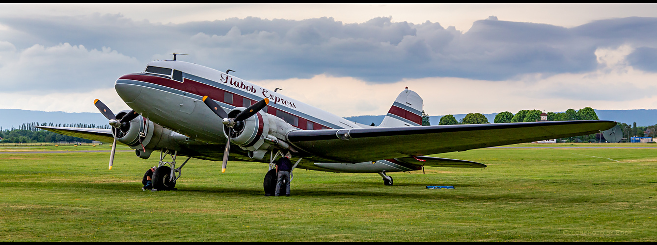 Die C-47 N103NA  -  " Flabob Express "   ...