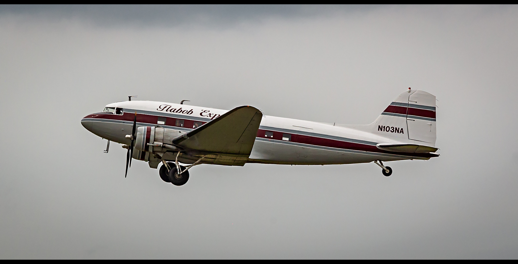 Die C-47 N103NA - " Flabob Express " im vorbeiflug ...