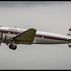 Die C-47 N103NA - " Flabob Express " im vorbeiflug ...