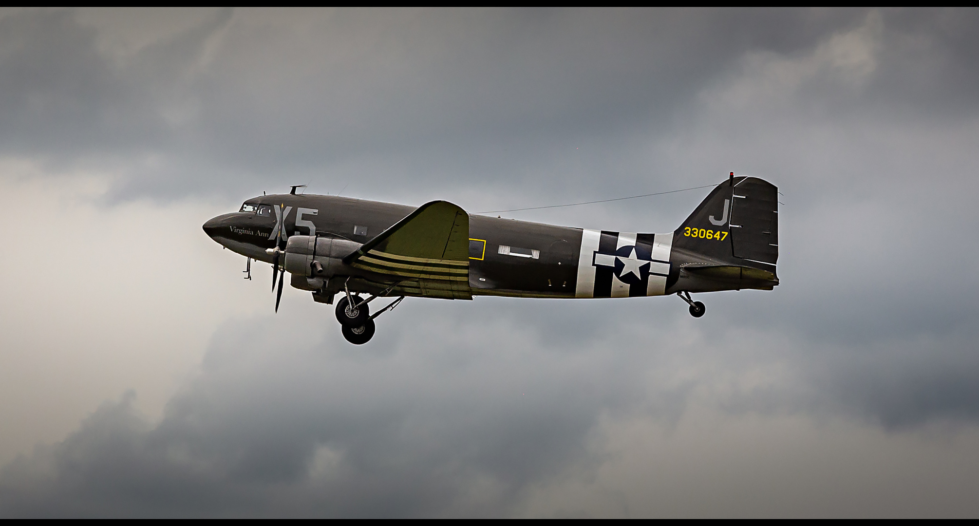 Die C-47 N62CC - " Virginia Ann " im vorbeiflug ...