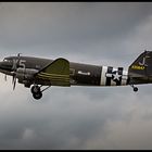 Die C-47 N62CC - " Virginia Ann " im vorbeiflug ...