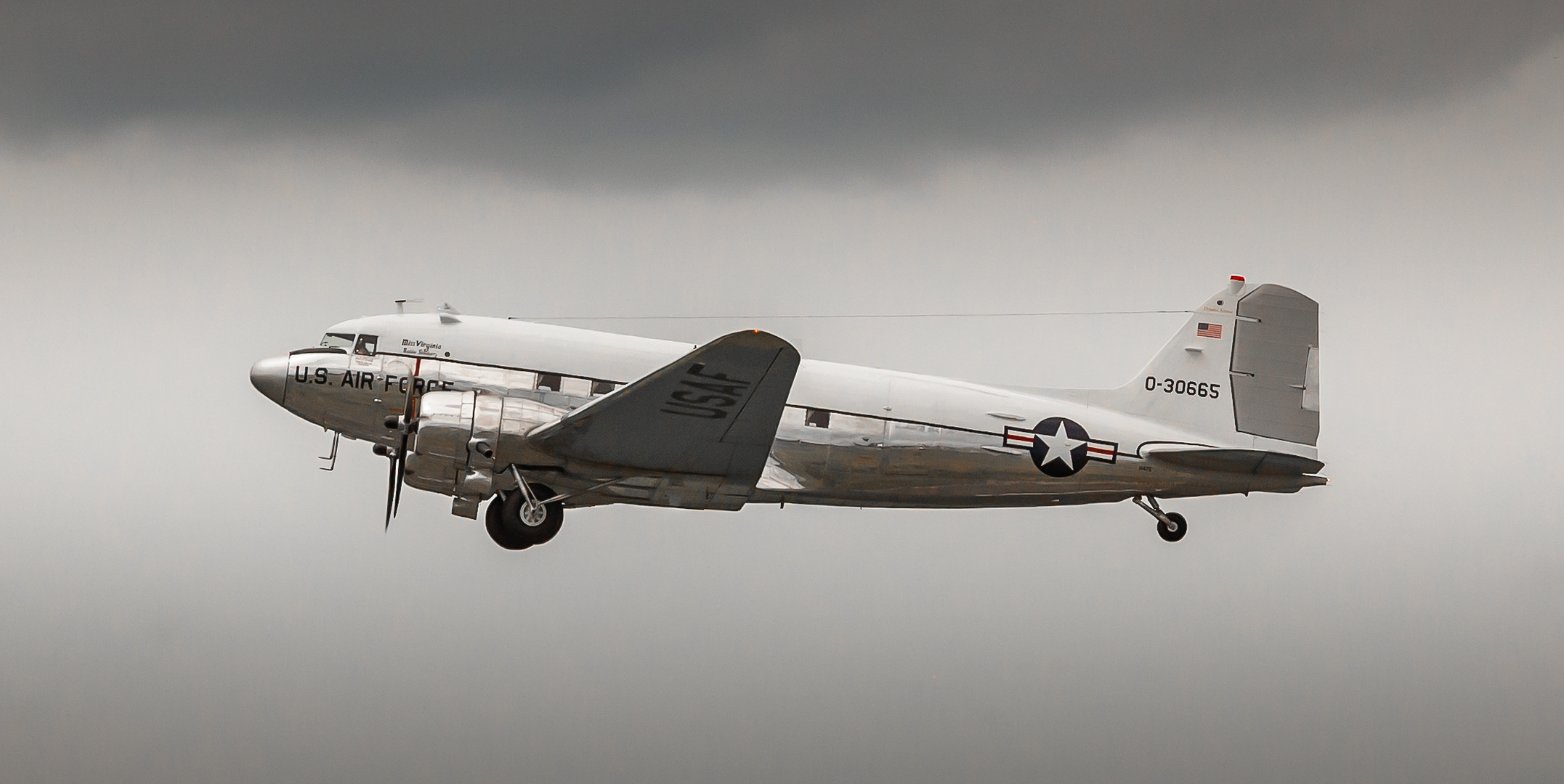 Die C-47A N47E - " Miss Virginia " ...