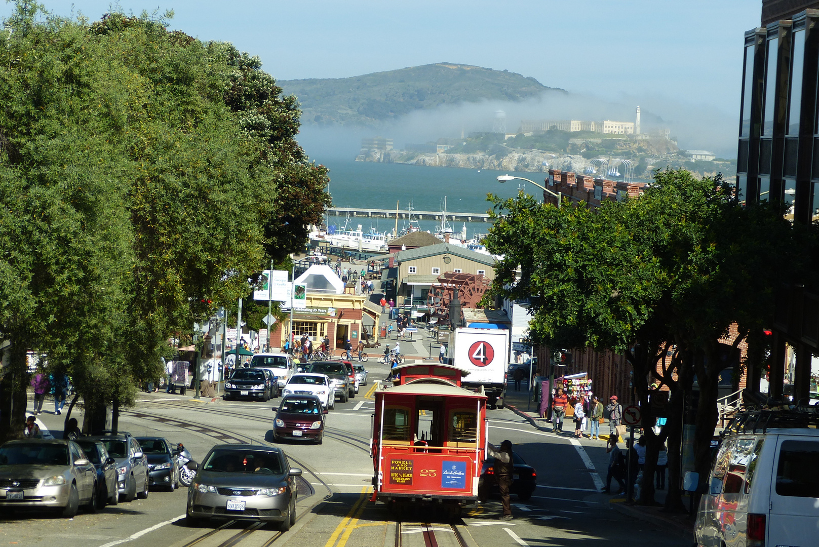 Die Cable-Car und Alcatraz im Nebel, San Francisco 2014