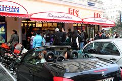 Die Cabrio- und Eissaison ist wieder eröffnet (Noch eine Straßenecke in Favoriten)