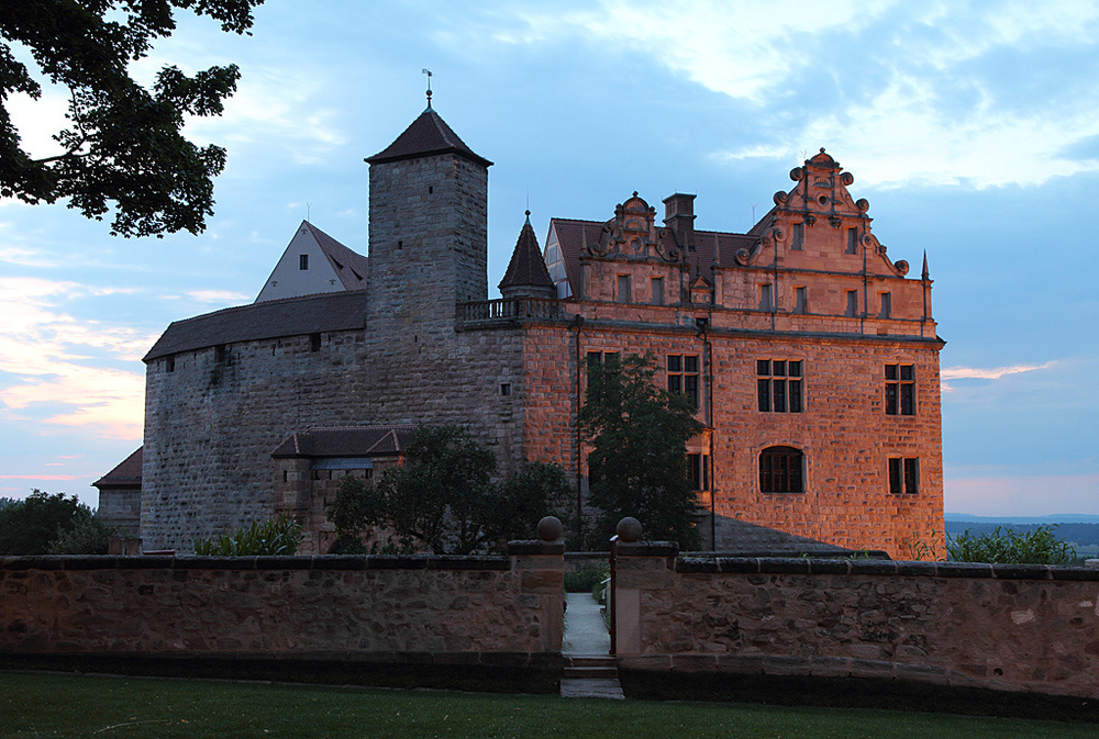 Die Cadolzburg in der Dämmerung